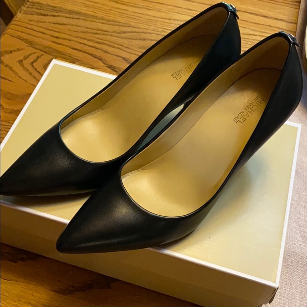 Michael kors pumps black size 8